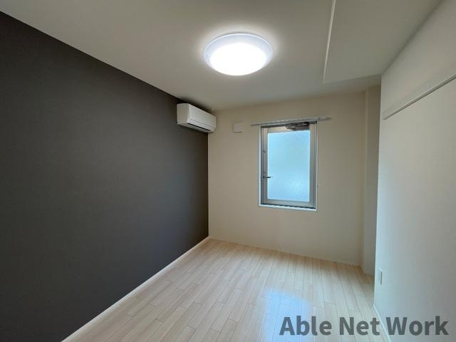 高尾崎 NEW TOWN　La・Terre Hの洋室|アクセントクロスがおしゃれ