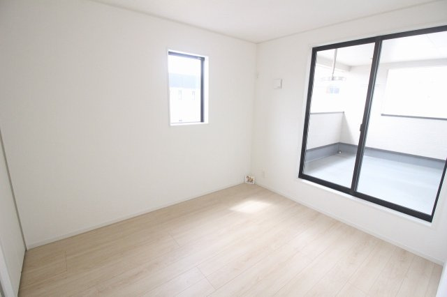 小山市横倉第４（Ⅰ期）　2号棟の子供部屋|2階南東側5.2帖洋室はバルコニーに面した明るいお部屋！日当たり良好で快適に過ごせます！（2号棟）
