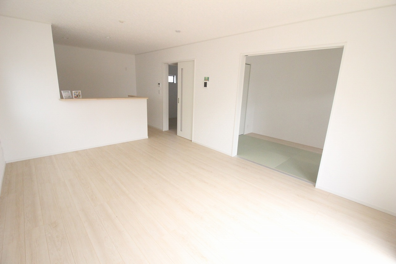 小山市横倉第４（Ⅰ期）　2号棟の居間・リビング|16帖のLDKは開放感のある広々空間！家族みんなでゆったり過ごせる心地よいリビングです！（2号棟）