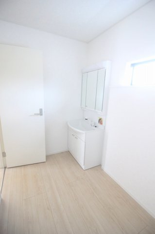 小山市横倉第４（Ⅰ期）　2号棟の独立洗面台|洗面脱衣室はゆとりのある広さ！洗濯機置き場もあり家事動線がスムーズです！（2号棟）