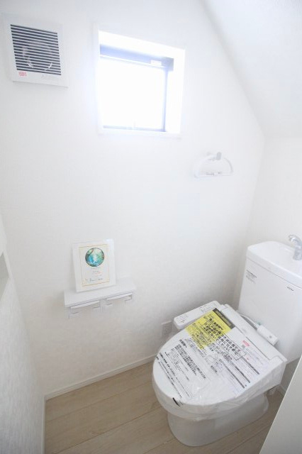 小山市横倉第４（Ⅰ期）　2号棟のトイレ|1階トイレは窓付きで換気もバッチリ！明るく清潔感のある空間です！（2号棟）