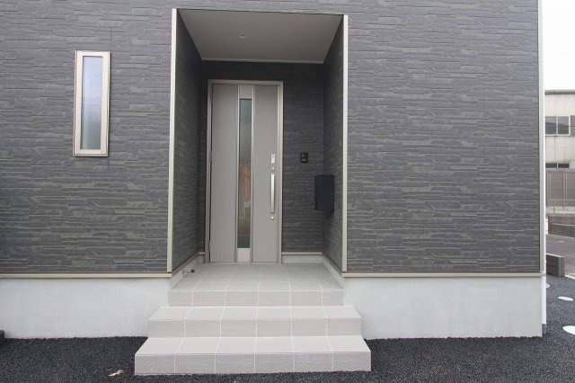 小山市横倉第４（Ⅰ期）　1号棟の玄関|落ち着いた外観にマッチした玄関ポーチ！屋根付きで雨の日の出入りも安心です！
