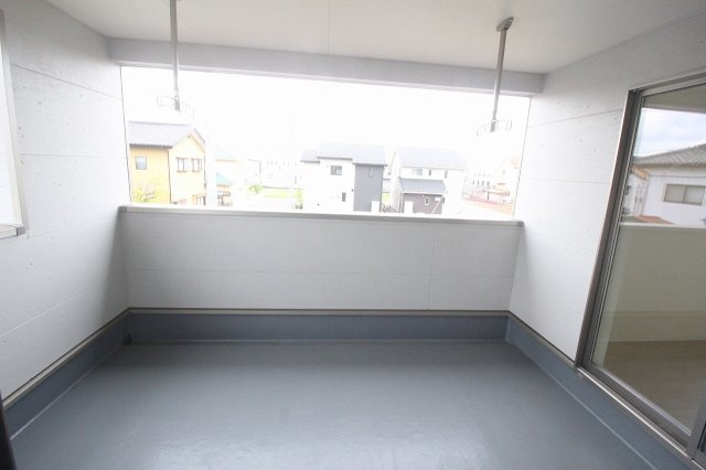 小山市横倉第４（Ⅰ期）　1号棟のバルコニー|広々としたバルコニーは洗濯物もたっぷり干せます！屋根付きで急な雨でも安心です！