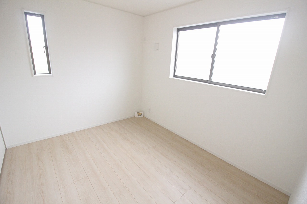 小山市横倉第４（Ⅰ期）　1号棟の子供部屋|2階北西側5.2帖の洋室はコンパクトながら使いやすい広さ！子ども部屋や書斎にもぴったりです！