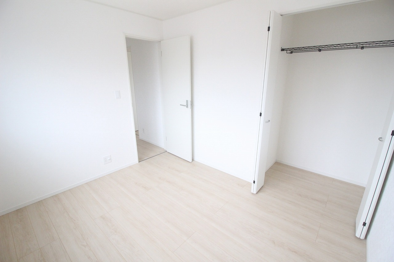 小山市横倉第４（Ⅰ期）　1号棟の子供部屋|クローゼット付きでお部屋をすっきり使える洋室！シンプルな間取りで家具配置もしやすい空間です！