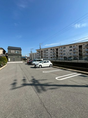 ルミエール　マゴジⅥの駐車場