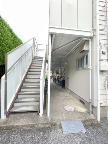 春日部市豊町２丁目のアパートのエントランス