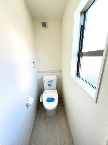 【トイレ】 | 春日市大谷5丁目3期　1号棟（全1棟）【仲介手数料無料・0円】 | 現地写真。1階のトイレです。