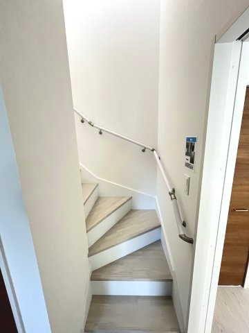 【内装】 | 春日市大谷5丁目3期　1号棟（全1棟）【仲介手数料無料・0円】 | 現地写真。2階へ上がる階段です。手摺もついて安全ですね。