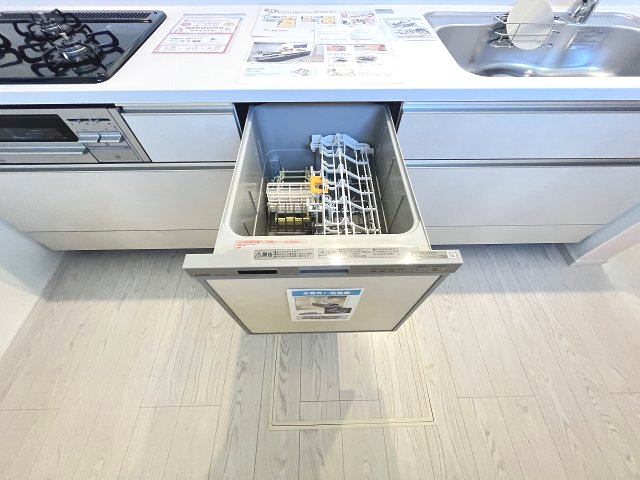 【キッチン】 | 春日市大谷5丁目3期　1号棟（全1棟）【仲介手数料無料・0円】 | 現地写真。食洗器が付いてます。