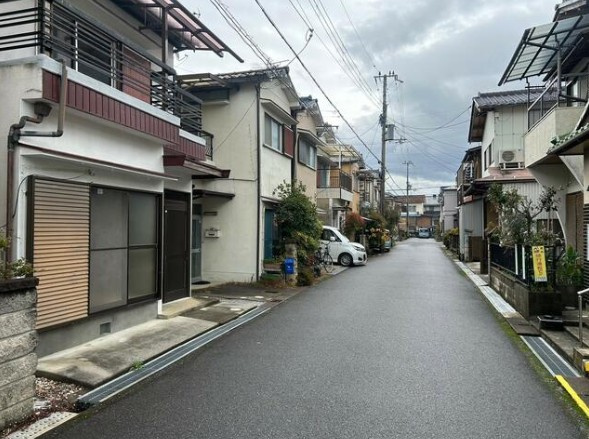 近江八幡市南本郷町3丁目　中古戸建の前面道路含む現地写真