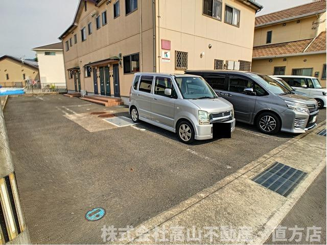 直方市大字感田のアパートの駐車場