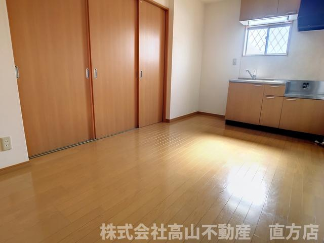 直方市大字感田のアパートの居間・リビング