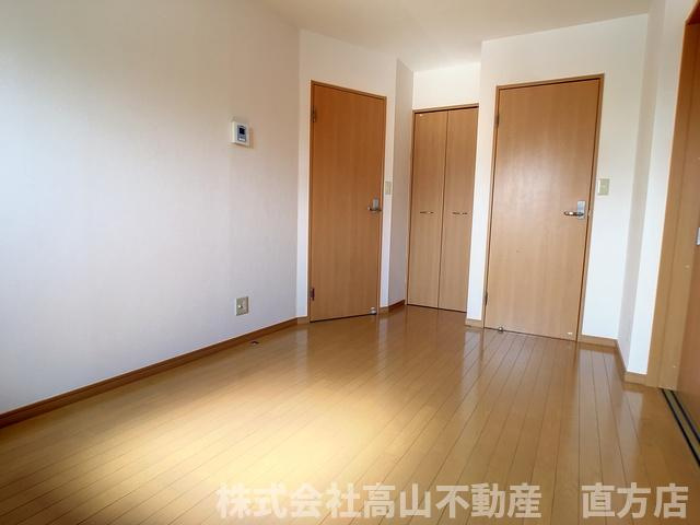 直方市大字感田のアパートの居間・リビング