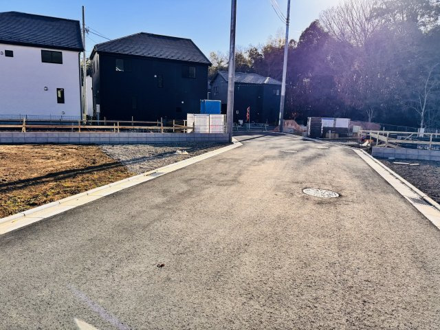 八王子市　石川町　新築一戸建て　７期の前面道路含む現地写真|～西側6ｍ道路に面しています～
