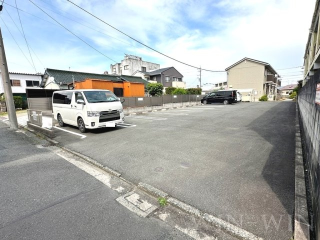 グレイス小松の駐車場