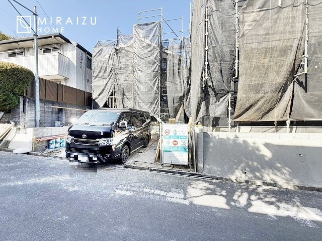 【前面道路含む現地写真】 | 人生100年時代、永く安心してお住まいいただくために、大切なご家族と財産を守ることのできる地震に強い安心な住宅！お休みの日にご家族で見学はいかがでしょう♪