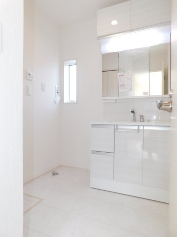 名古屋市中川区打出１丁目の新築一戸建の独立洗面台|◇洗面台◇　　吊戸付き三面鏡シャンプードレッサー（ワイドサイズ）　洗濯用品などが片付く収納完備！