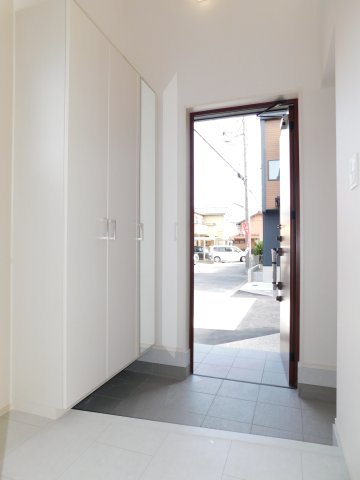 名古屋市中川区打出１丁目の新築一戸建の玄関|◇玄関◇　　家族の靴がスッキリと片付く大容量収納♪　上部吹抜！