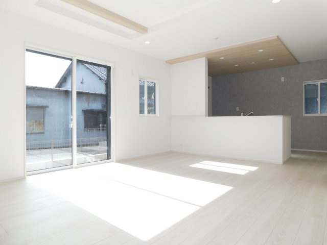 名古屋市中川区打出１丁目の新築一戸建の居間・リビング|◇リビング◇　　南面で明るいリビング１７．５帖　折上天井のオシャレなリビング♪
