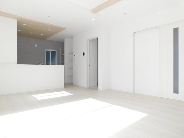 名古屋市中川区打出１丁目の新築一戸建の居間・リビング|◇リビング◇　　南面で明るいリビング１７．５帖　キッチン横には可動棚のパントリー完備！