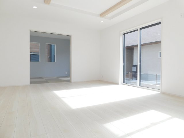 名古屋市中川区打出１丁目の新築一戸建の居間・リビング|◇リビング◇　　南面で明るいリビング１７．５帖　和室と続き間で２２．７５帖の広々空間になります♪