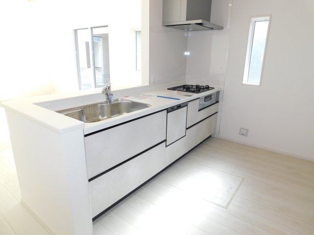 名古屋市中川区打出１丁目の新築一戸建のキッチン|◇キッチン◇　　人気の対面式・人工大理石天板システムキッチン・食洗機・浄水機能付ハンドシャワー・静音仕様シンク・薄型換気扇・スローインクローズレール・床下収納庫