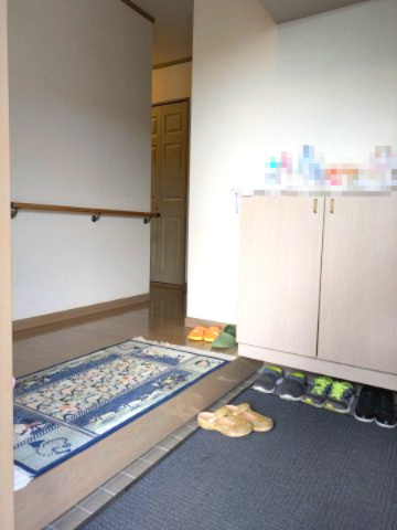 八街市山田台　中古戸建の玄関|平成9年7月築 並列2台可 物置付 4LDK 東金有料道路インターまで車約４分 閑静な分譲地内
