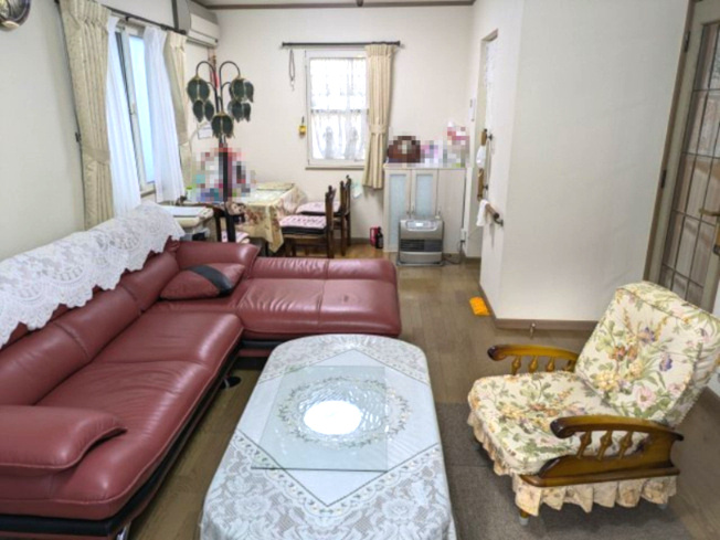 八街市山田台　中古戸建の居間・リビング|平成9年7月築 並列2台可 物置付 4LDK 東金有料道路インターまで車約４分 閑静な分譲地内
