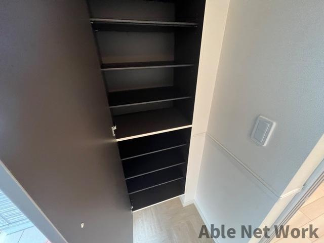 シェル グローリー（ＳｈｅｌｌＧｌｏｒｙ）B棟の玄関|シューズボックス