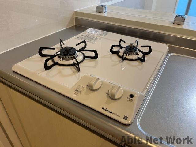 シェル グローリー（ＳｈｅｌｌＧｌｏｒｙ）B棟のキッチン|2口コンロ付き