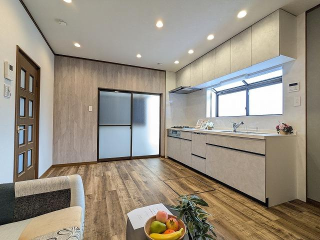 楠葉並木1丁目　中古一戸建てのキッチン|LDK10.0帖
■物件内覧・資金計画相談・住宅ローン相談、リフォーム相談、お問合せ受付中■
※当日・翌日のご内覧、ご相談はお電話でのお問合せがスムーズです！