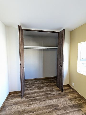 楠葉並木1丁目　中古一戸建ての内装|洋室のクローゼット
■物件内覧・資金計画相談・住宅ローン相談、リフォーム相談、お問合せ受付中■
※当日・翌日のご内覧、ご相談はお電話でのお問合せがスムーズです！