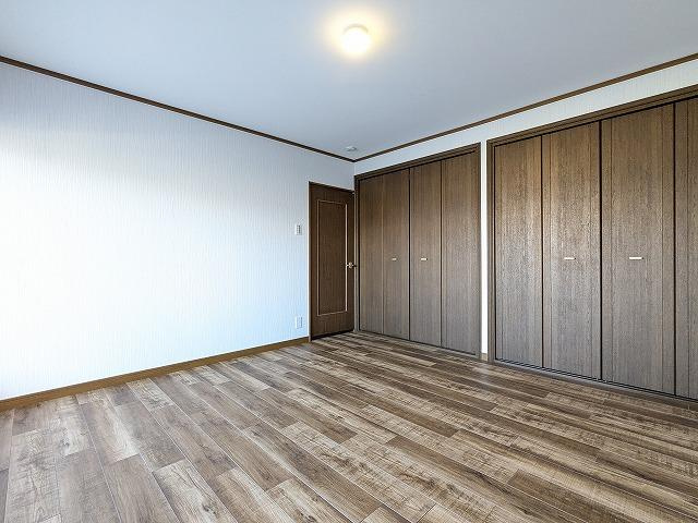 楠葉並木1丁目　中古一戸建ての寝室|洋室8.0帖
■物件内覧・資金計画相談・住宅ローン相談、リフォーム相談、お問合せ受付中■
※当日・翌日のご内覧、ご相談はお電話でのお問合せがスムーズです！