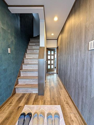 楠葉並木1丁目　中古一戸建ての内装|玄関ホール
■物件内覧・資金計画相談・住宅ローン相談、リフォーム相談、お問合せ受付中■
※当日・翌日のご内覧、ご相談はお電話でのお問合せがスムーズです！