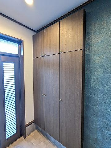 楠葉並木1丁目　中古一戸建ての玄関|玄関収納
■物件内覧・資金計画相談・住宅ローン相談、リフォーム相談、お問合せ受付中■
※当日・翌日のご内覧、ご相談はお電話でのお問合せがスムーズです！