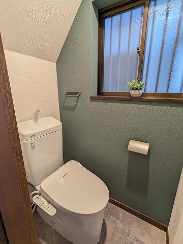 楠葉並木1丁目　中古一戸建てのトイレ|温水洗浄便座
■物件内覧・資金計画相談・住宅ローン相談、リフォーム相談、お問合せ受付中■
※当日・翌日のご内覧、ご相談はお電話でのお問合せがスムーズです！