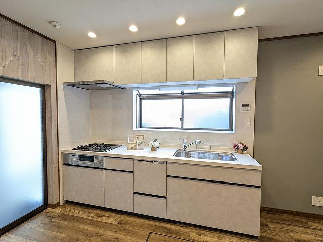 楠葉並木1丁目　中古一戸建てのキッチン|システムキッチン　食器洗い乾燥機付き
■物件内覧・資金計画相談・住宅ローン相談、リフォーム相談、お問合せ受付中■
※当日・翌日のご内覧、ご相談はお電話でのお問合せがスムーズです！