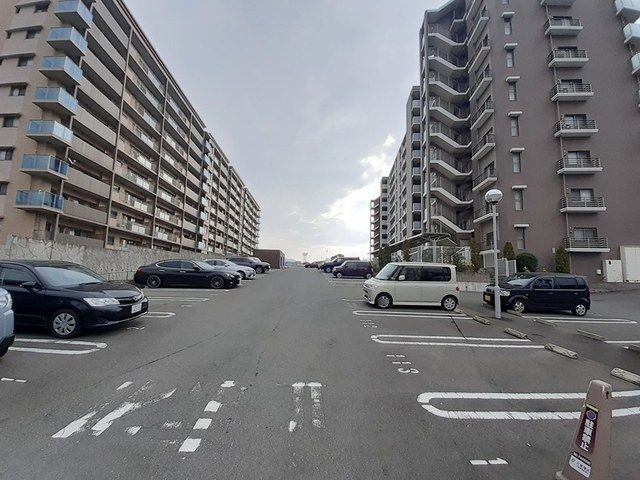 福岡市博多区金の隈３丁目の賃貸マンションの駐車場