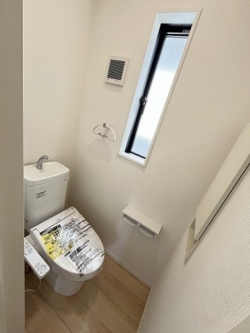 【トイレ】 | 春日市一の谷1丁目第8　4号棟（全4棟）【仲介手数料無料・0円】 | 現地写真。2階にもトイレです。