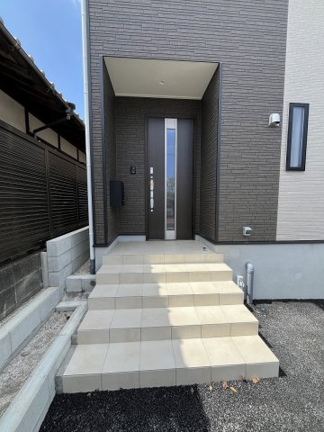 【玄関】 | 春日市一の谷1丁目第8　4号棟（全4棟）【仲介手数料無料・0円】 | 現地写真。