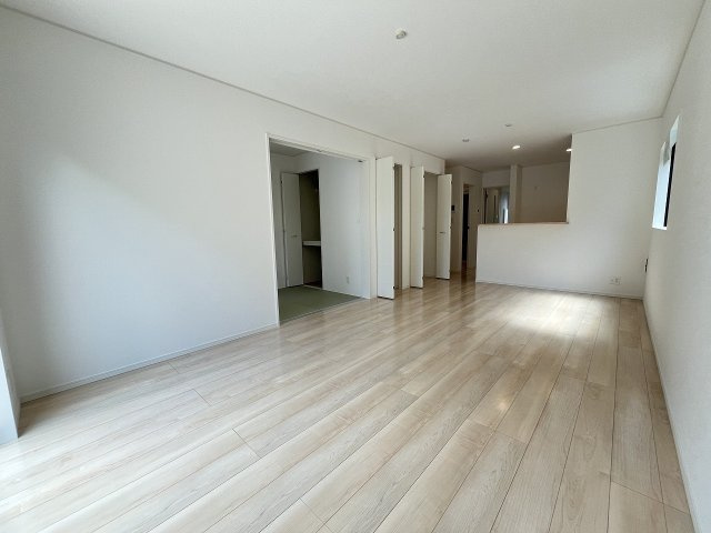 【居間・リビング】 | 春日市一の谷1丁目第8　4号棟（全4棟）【仲介手数料無料・0円】 | 現地写真。リビングです。