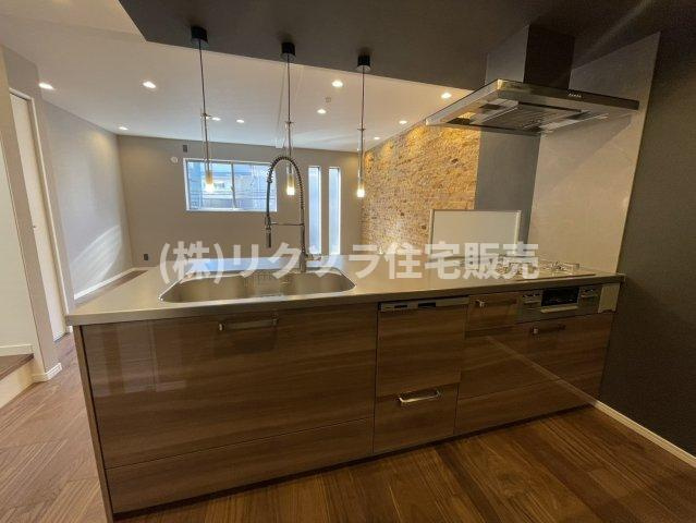 松丘町　中古一戸建てのキッチン|ビルトイン三口コンロ
■物件内覧・資金計画相談・住宅ローン相談、リフォーム相談、お問合せ受付中■
※当日・翌日のご内覧、ご相談はお電話でのお問合せがスムーズです！