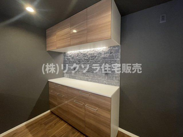 松丘町　中古一戸建ての収納|キッチン　カップボード
■物件内覧・資金計画相談・住宅ローン相談、リフォーム相談、お問合せ受付中■
※当日・翌日のご内覧、ご相談はお電話でのお問合せがスムーズです！