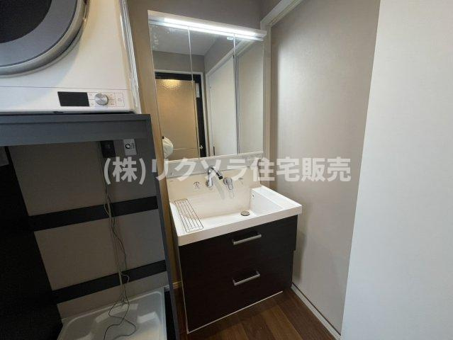 松丘町　中古一戸建ての独立洗面台|三面鏡付き独立洗面台
■物件内覧・資金計画相談・住宅ローン相談、リフォーム相談、お問合せ受付中■
※当日・翌日のご内覧、ご相談はお電話でのお問合せがスムーズです！