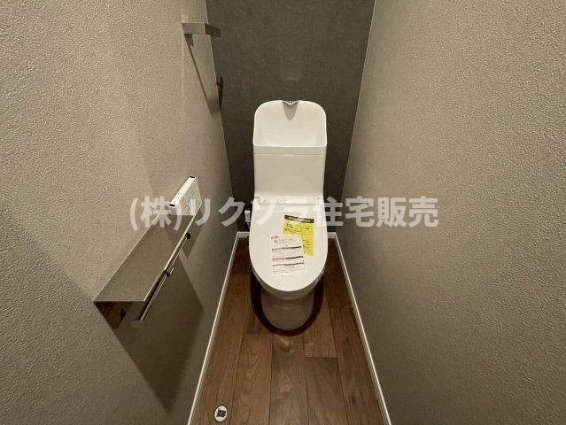 松丘町　中古一戸建てのトイレ|1階　温水洗浄便座付き
■物件内覧・資金計画相談・住宅ローン相談、リフォーム相談、お問合せ受付中■
※当日・翌日のご内覧、ご相談はお電話でのお問合せがスムーズです！