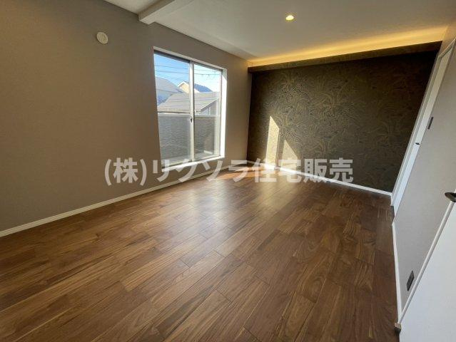 松丘町　中古一戸建ての寝室|洋室9.0帖
■物件内覧・資金計画相談・住宅ローン相談、リフォーム相談、お問合せ受付中■
※当日・翌日のご内覧、ご相談はお電話でのお問合せがスムーズです！