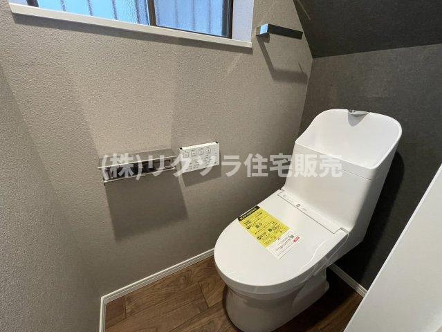松丘町　中古一戸建ての設備|トイレ　2階　温水洗浄便座付き
■物件内覧・資金計画相談・住宅ローン相談、リフォーム相談、お問合せ受付中■
※当日・翌日のご内覧、ご相談はお電話でのお問合せがスムーズです！