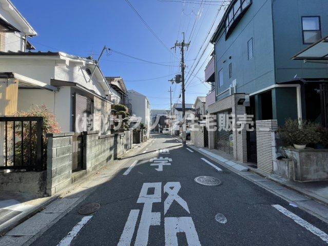 松丘町　中古一戸建ての前面道路含む現地写真|■物件内覧・資金計画相談・住宅ローン相談、リフォーム相談、お問合せ受付中■
※当日・翌日のご内覧、ご相談はお電話でのお問合せがスムーズです！