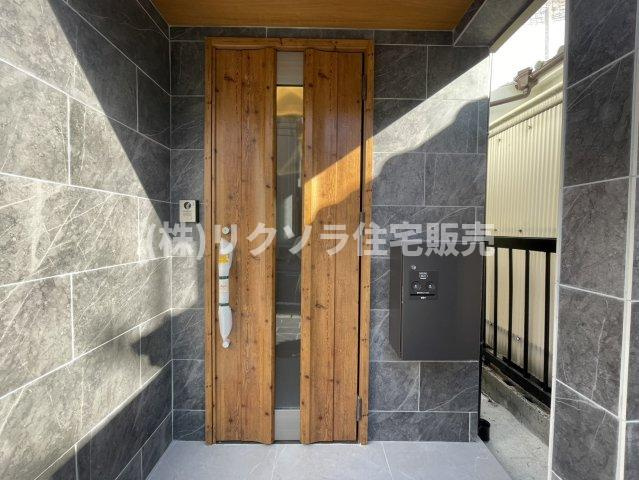松丘町　中古一戸建ての玄関|宅配ボックス有
■物件内覧・資金計画相談・住宅ローン相談、リフォーム相談、お問合せ受付中■
※当日・翌日のご内覧、ご相談はお電話でのお問合せがスムーズです！